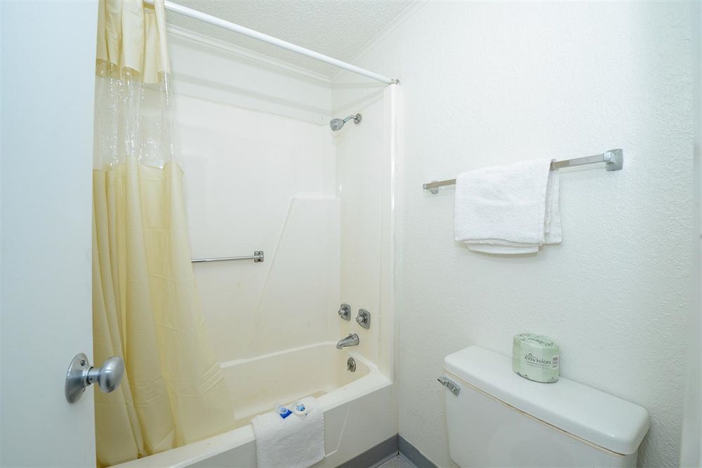 アメリカズ ベスト バリュー イン&スイーツ ジャクソン Mi 部屋 写真